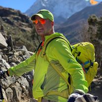 Un alpinist amator din Statele Unite a murit pe creasta Everestului în timp ce făcea poze de pe cel mai înalt vârf din lume