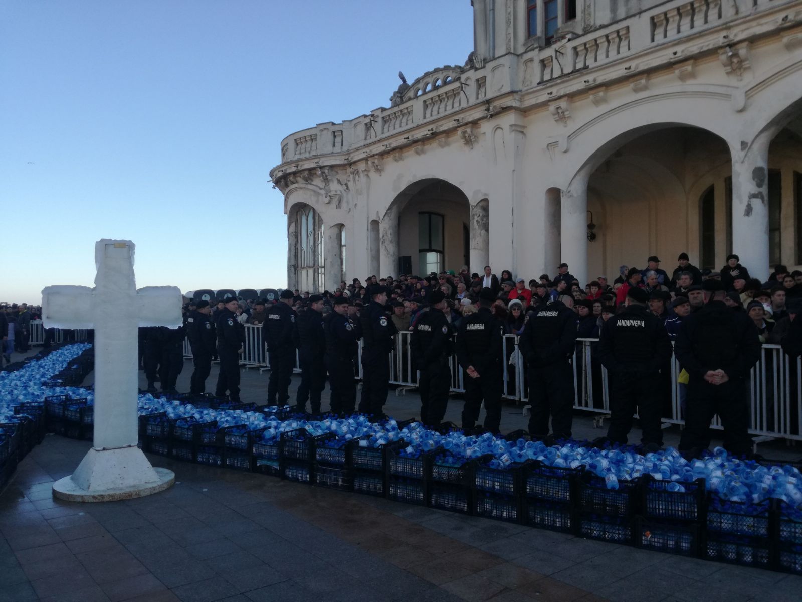 VIDEO: Peste 10.000 de oameni s-au călcat în picioare pentru agheasmă, la Constanța. În loc de gerul Bobotezei, o vreme de primăvară