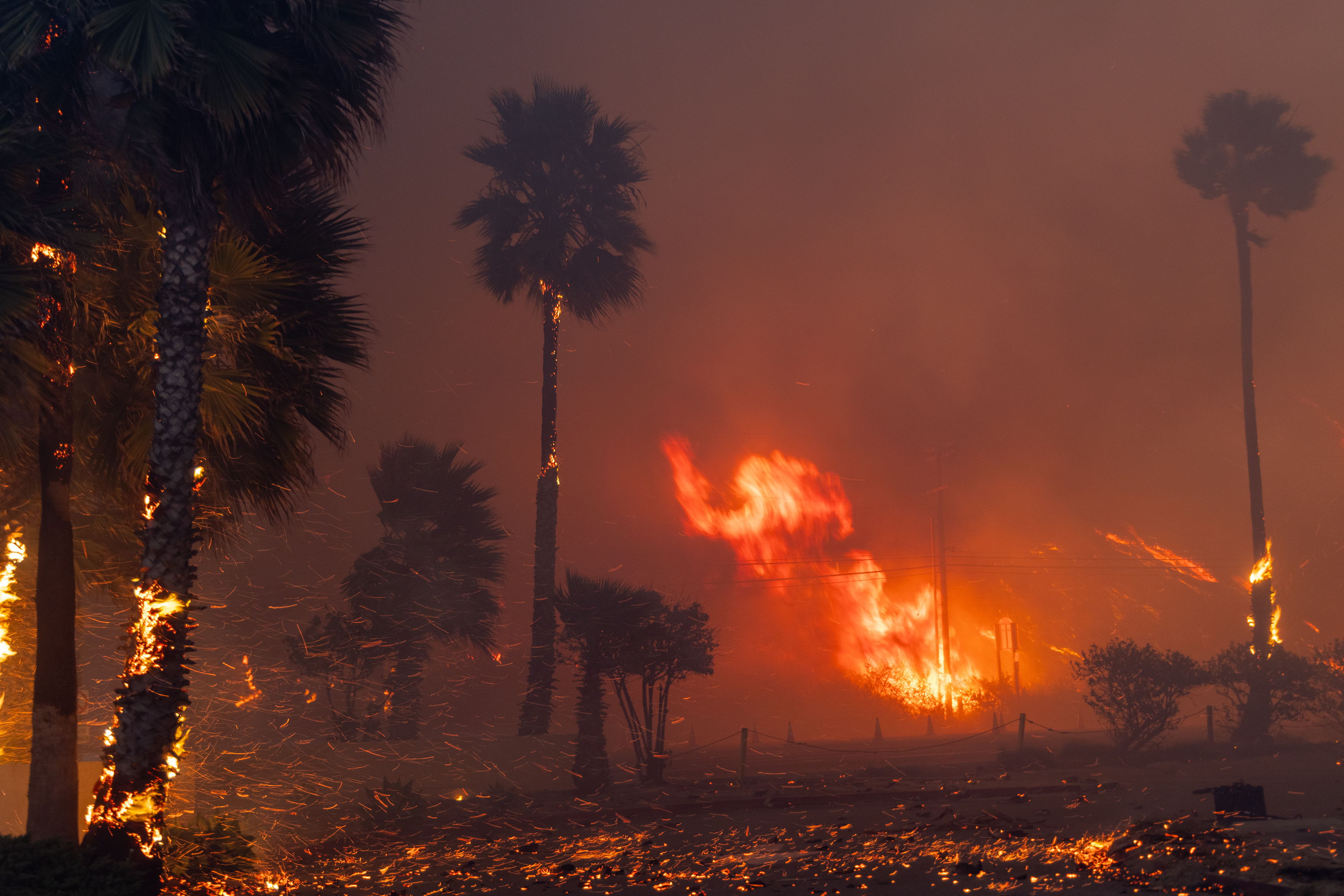 Cel puțin 10 oameni au murit în incendiile de proporții din Los Angeles: „E ca şi cum o bombă atomică ar fi fost aruncată”
