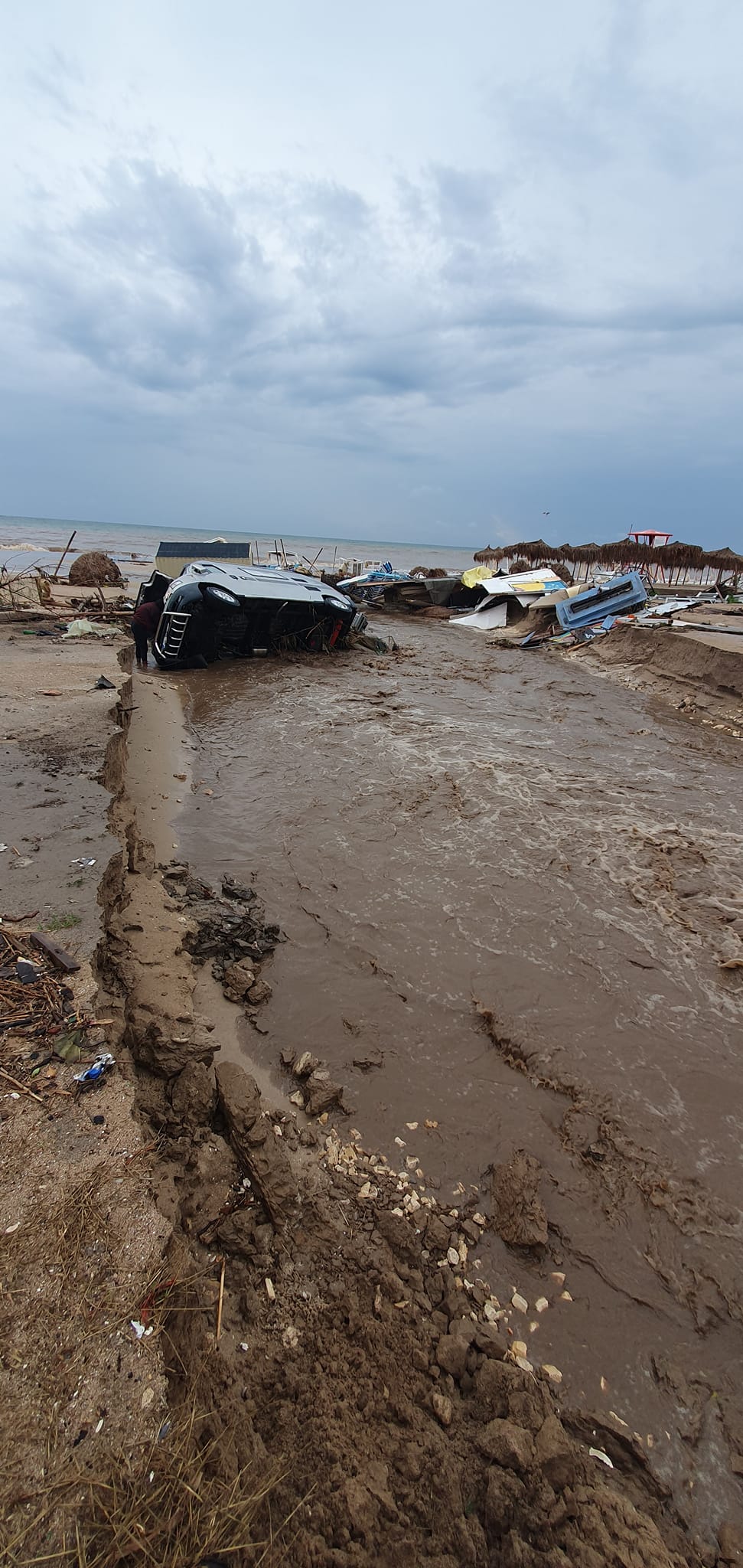 Urmările ploilor puternice de pe litoral. La Mangalia au căzut 200 l/mp. Maşini luate de apă, inundaţii în mai multe staţiuni: dezastru la Venus şi Vama Veche | FOTO