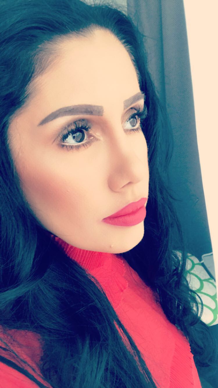 REPORTAJ/Voia o carieră muzicală, dar nu și-a mai găsit locul în jungla showbiz. La 36 de ani, Dana s-a reinventat, devenind un renumit make-up artist