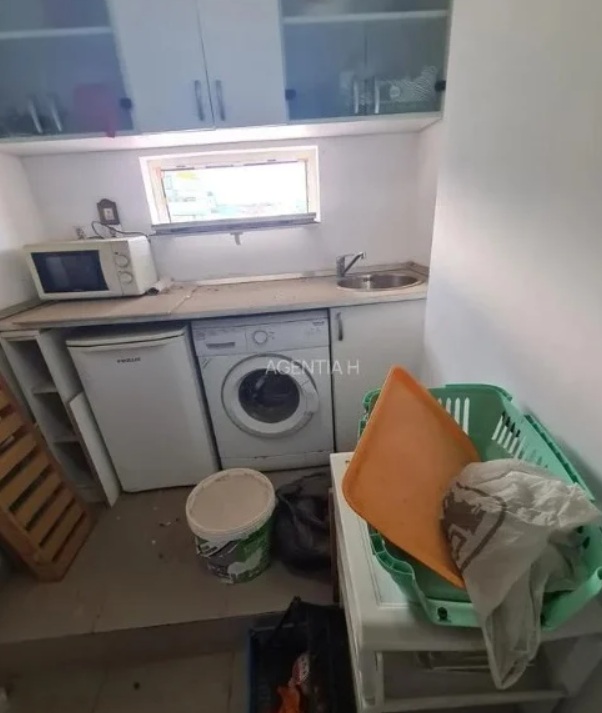 Cât costă o garsonieră de 18 metri pătrați în mijlocul Bucureștiului. Toaleta și dușul se află pe hol, la comun, iar blocul are bulină roșie