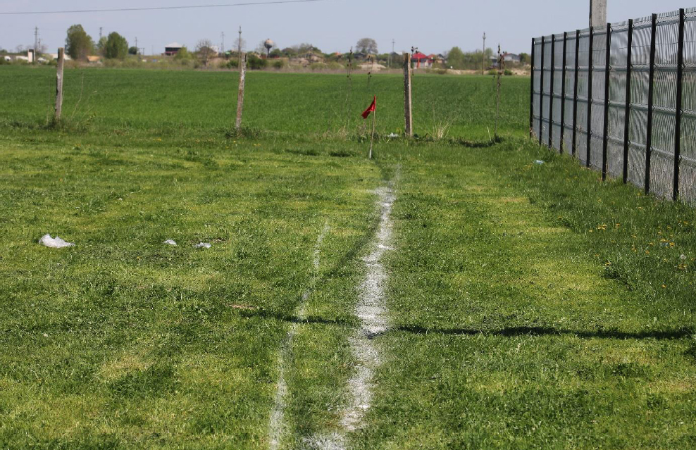 Cum arată cel mai prost teren de fotbal din România. Astea-s condițiile în care se joacă! / GALERIE FOTO