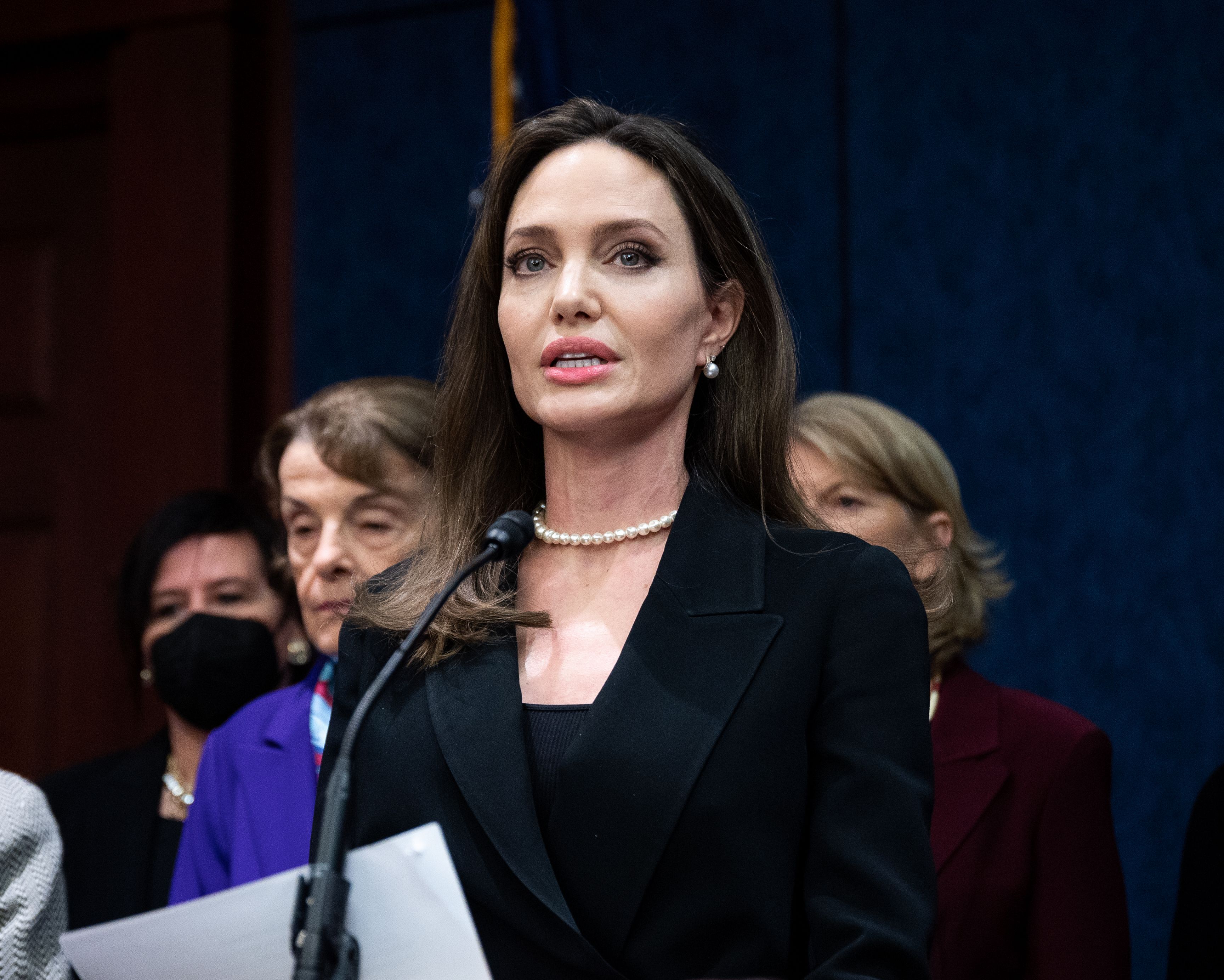 Angelina Jolie, discurs în lacrimi la Capitoliu pentru o nouă lege împotriva violenţei domestice
