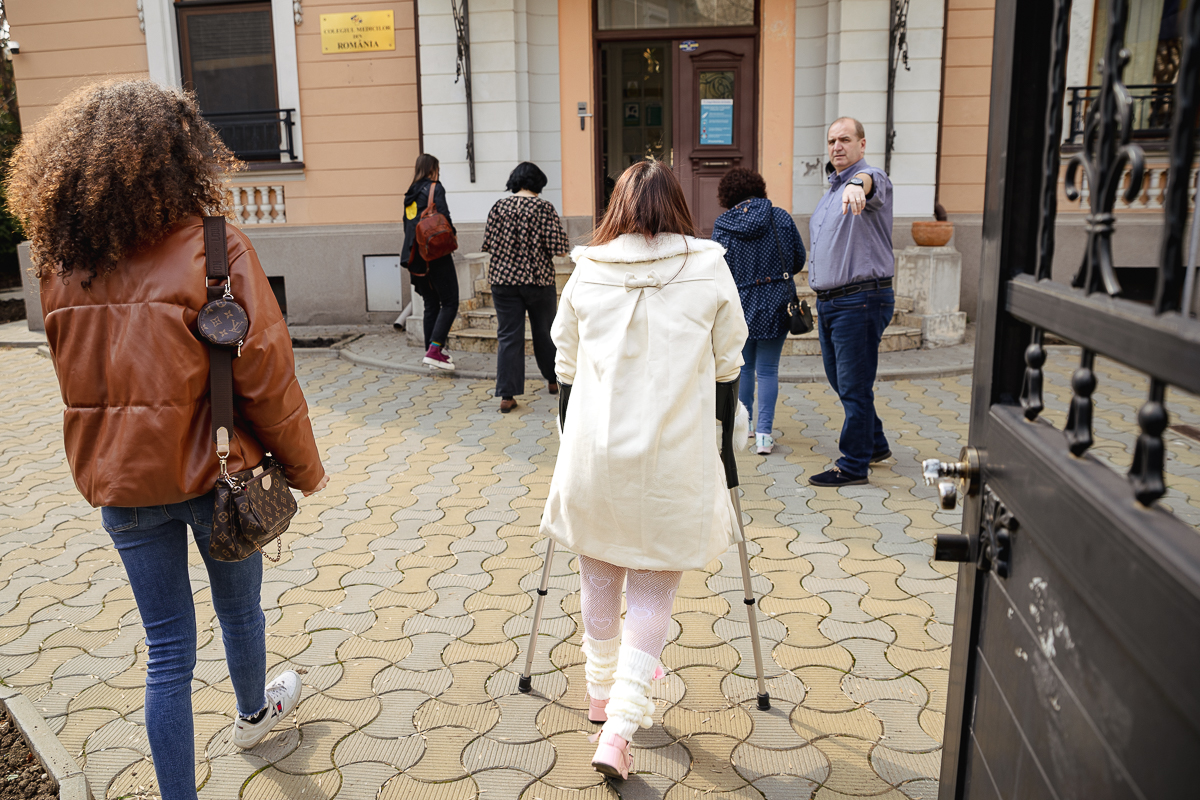 „Opriți măcelarul de copii!”. Protest în fața Colegiului Medicilor pentru a-i interzice medicului Burnei dreptul de a profesa
