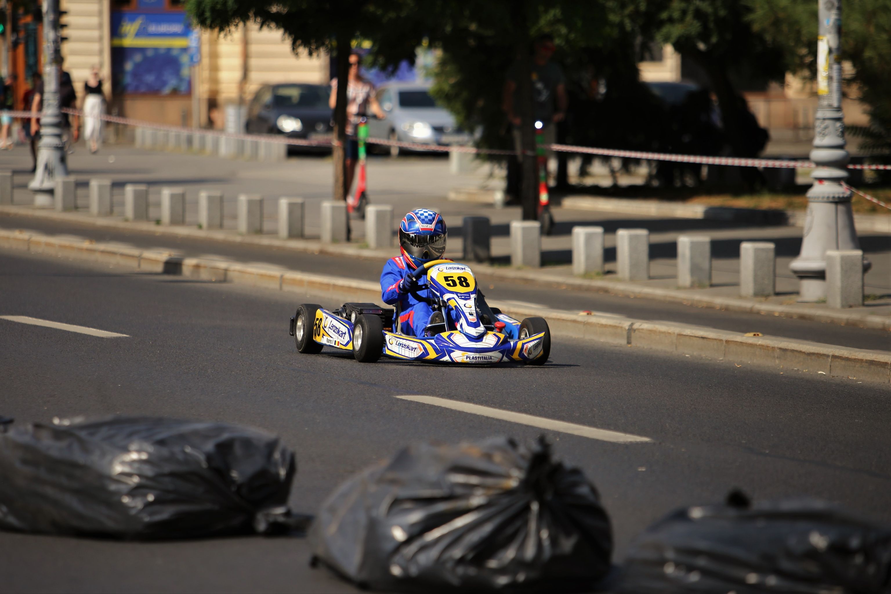 De ce au apărut pe pista de karting „saci de gunoi” pe post de obstacole? „Am vrut ceva mai estetic, dar nu am găsit”