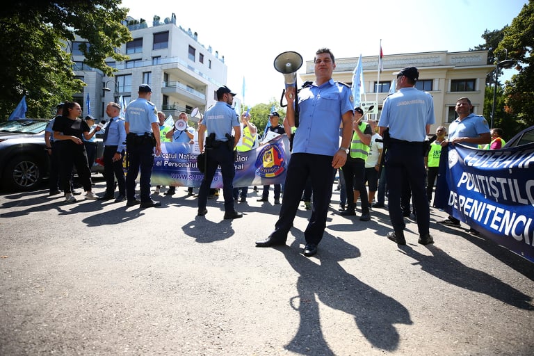Sindicaliștii din Poliție și penitenciare, protest la Guvern și la sediile PSD și PNL. „Salariul este neatractiv, egal cu al unui muncitor necalificat”