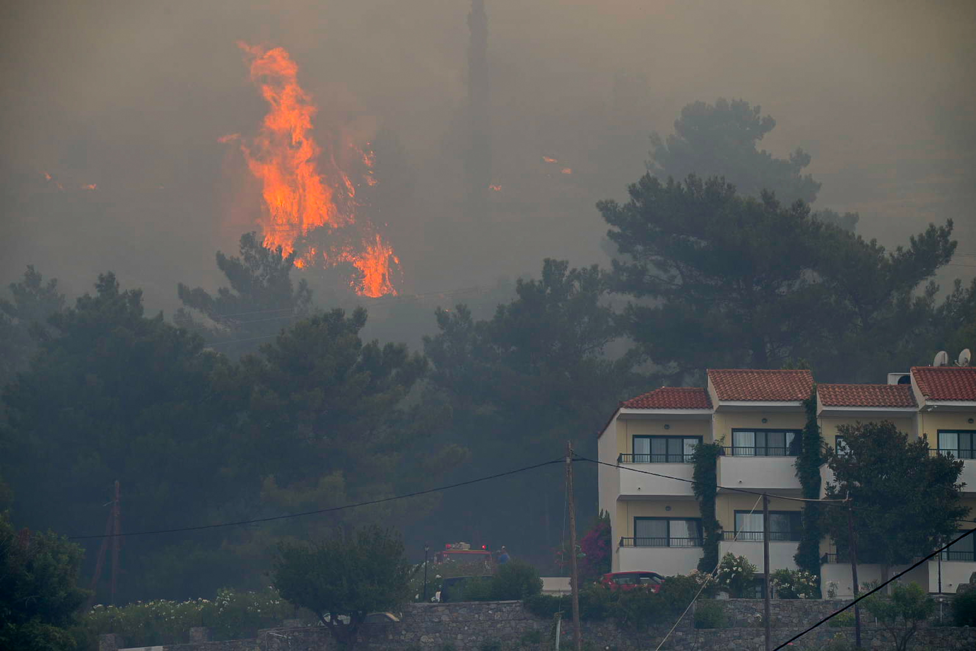 Incendiu puternic pe insula grecească Samos. Mai multe hoteluri, evacuate