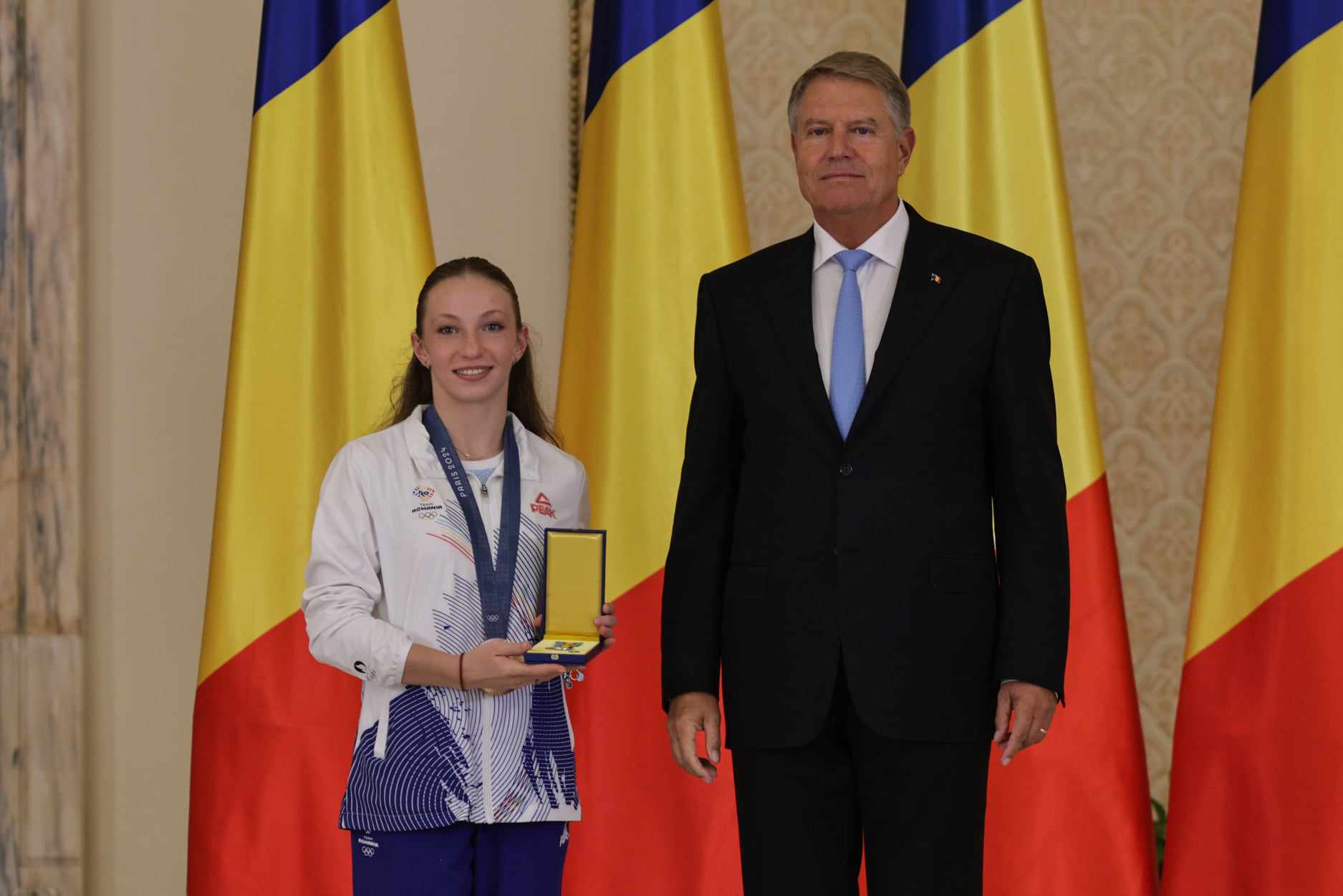Gafă a președintelui Iohannis la decorarea medaliaţilor de la JO Paris. A spus „comemorarea”, în loc de „ceremonia” | VIDEO