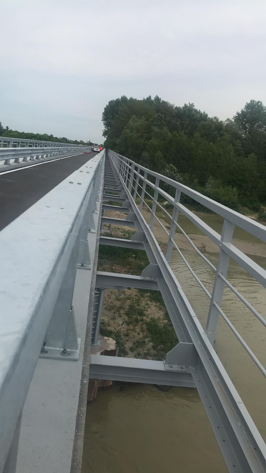 FOTO. Podul buclucaș de peste Argeș, mai scump cu 30% și lat pe jumătate față de declarațiile șefului CJ, „inaugurat” în weekend, deși nu era finalizat