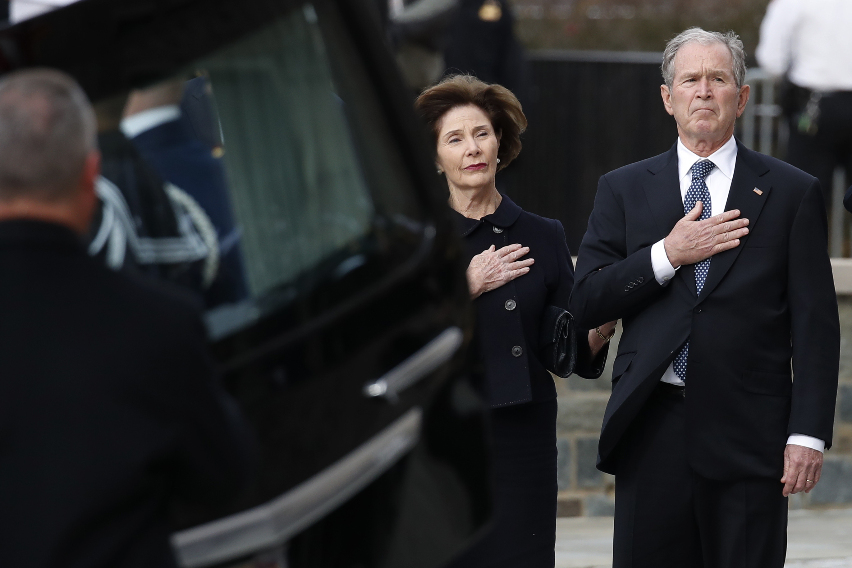 FOTO&VIDEO/ Funeralii de stat pentru George H.W. Bush. Donald Trump și Hillary Clinton s-au ignorat, deși au stat pe același rând