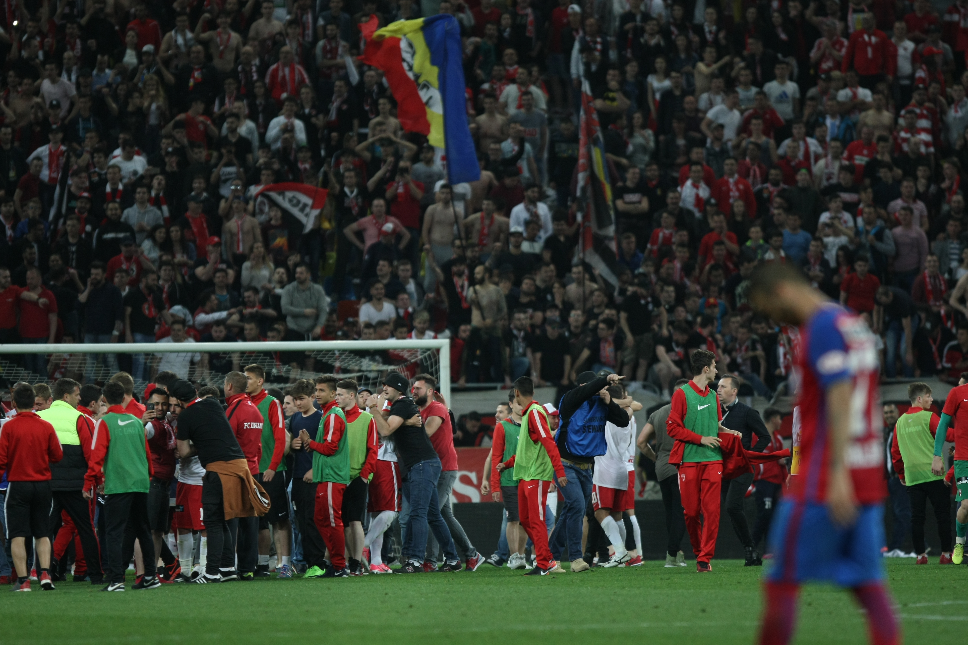 Liga I, etapa a 8-a, play-off: Dinamo - FCSB 2-1. Derby decis în minutul 96, din penalty! ”Cazul Bricheta”, nimica toată pe lângă bombardamentul de pe Arena Națională. Reghe, scandal cu arbitri | LIVE&VIDEO