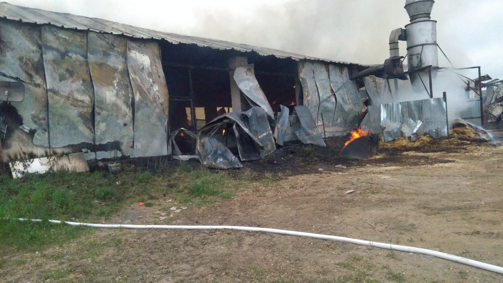 Incendiu la o hală de prelucrare a lemnului din Bățanii Mari, judeţul Covasna. Acoperişul halei s-a prăbuşit