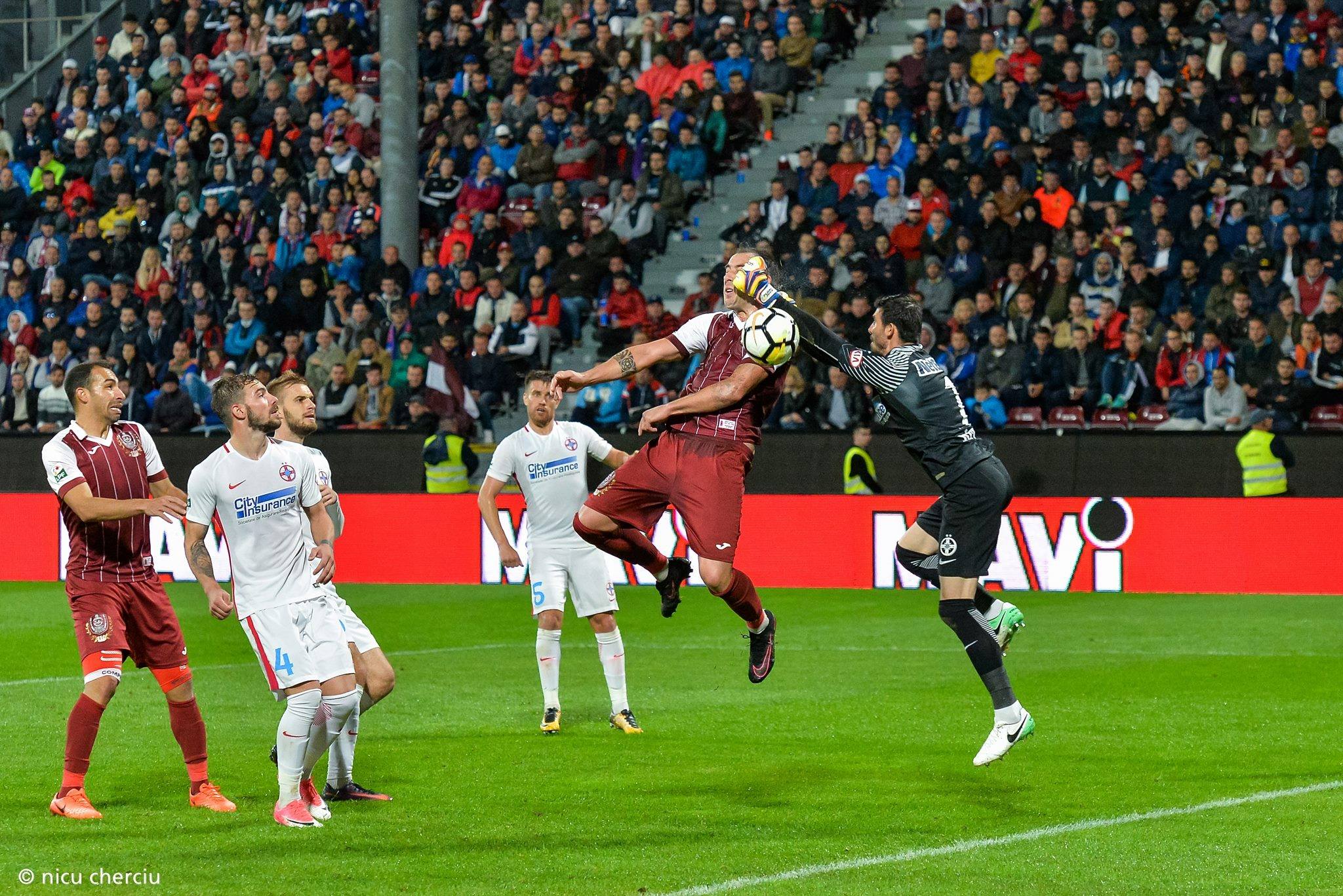 Liga I, etapa a 11-a: CFR Cluj - FCSB 1-1. Vera a profitat de ieșirea greșită a lui Niță, dar Budescu i-a reparat eroarea portarului său. Scandal pe arbitraj. Toate reacțiile / VIDEO