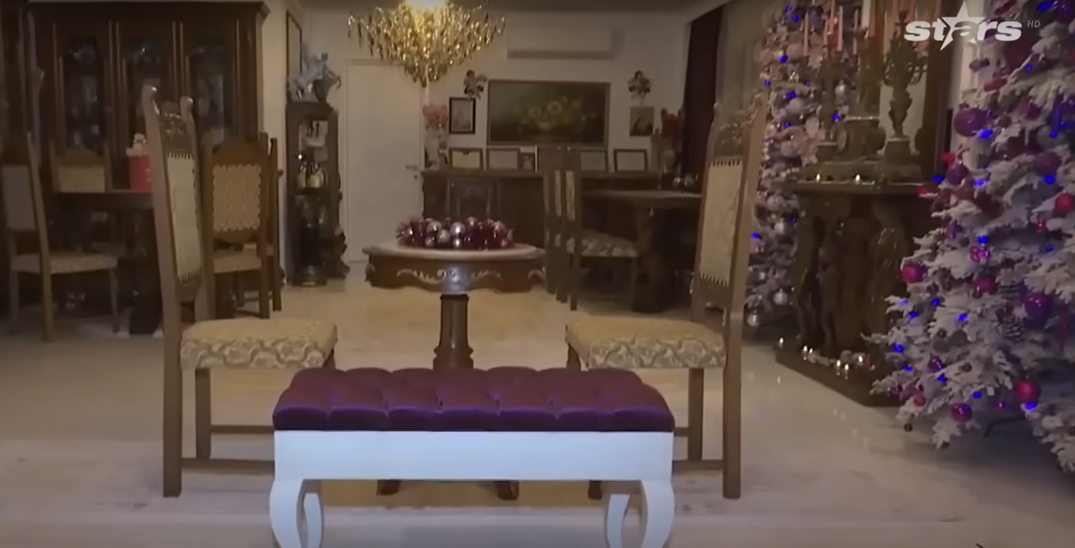 Imagini din casa Medanei și a lui Alin Oprea, decorată de Crăciun. Au împodobit mai mulți brazi, unul chiar și în bucătărie
