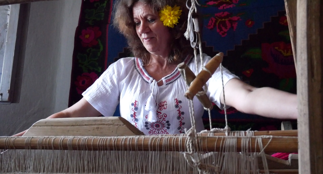 VIDEO/ Brunch oltenesc în curtea lui Moromete din satul Talpa! Cu sarmale, ciorbă, chiftele, apă rece și compot!