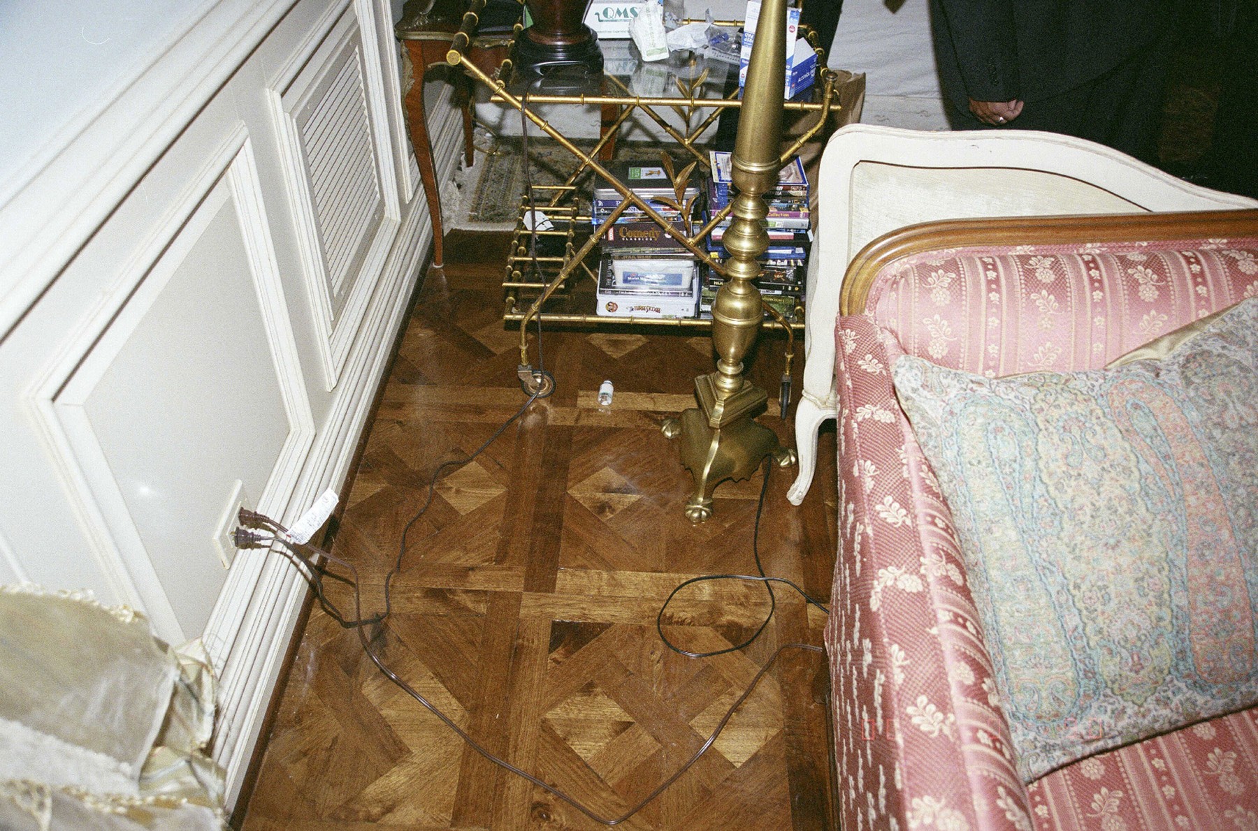 Cum arăta casa în care a murit Michael Jackson. Imagini din dormitor: Ce au găsit anchetatorii lângă patul artistului