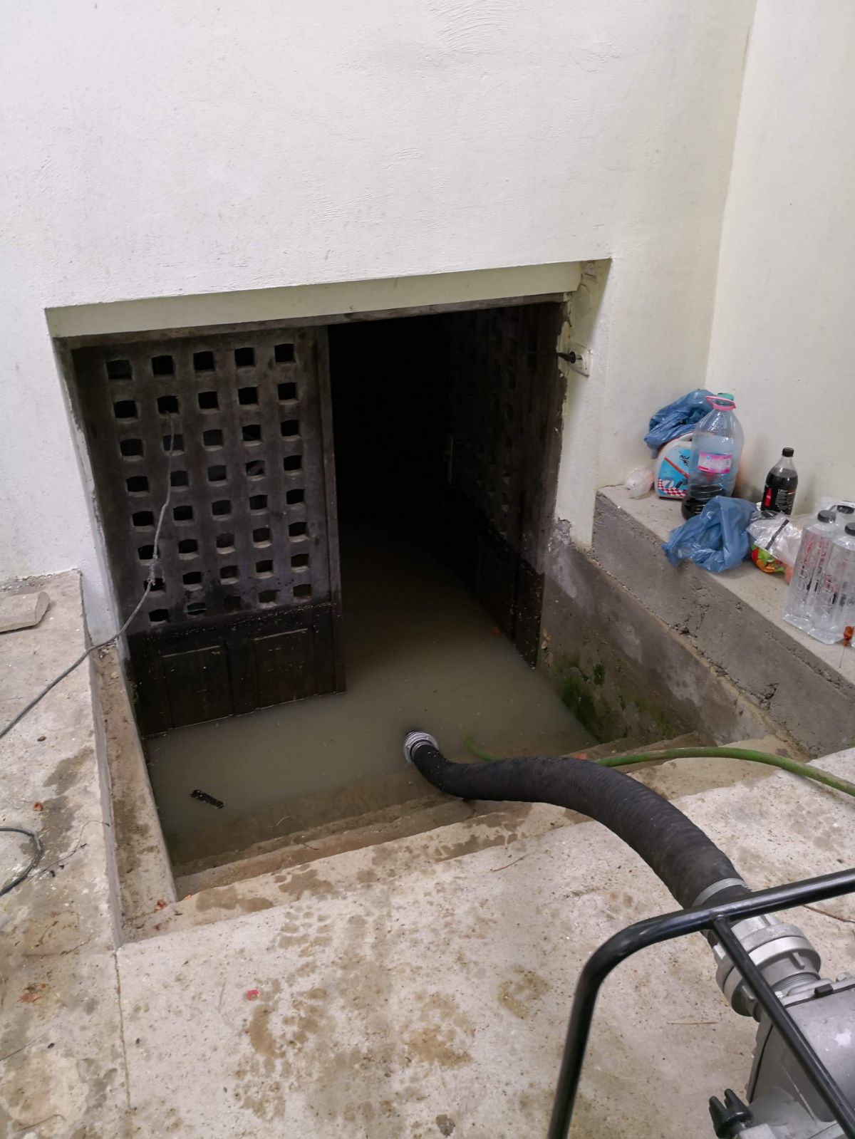 UPDATE/ Cod roșu de inundații în Vâlcea, Gorj și Argeș. Zeci de oameni au fost evacuați din case în Băbeni, Vâlcea