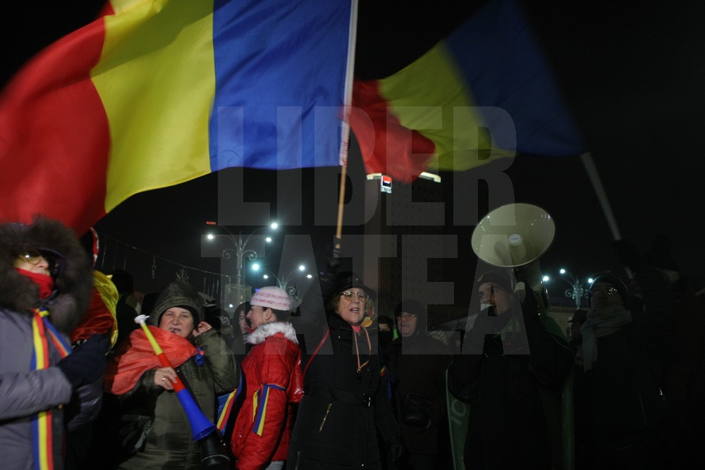 UPDATE. Protest, miercuri seara, în Piața Victoriei. ”Uniți toți, scăpăm țara de hoți!”. Hora frăției, în fața Guvernului / GALERIE FOTO