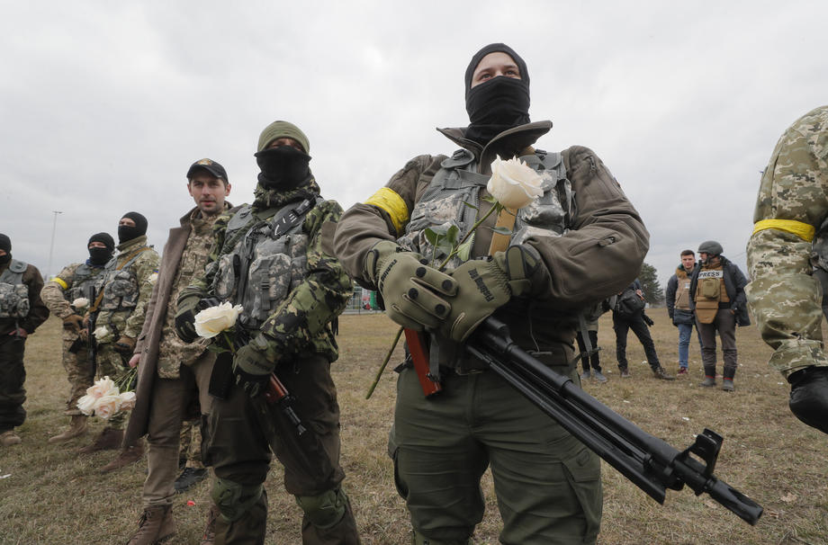 Nuntă pe front. În haine de camuflaj, cu alai înarmat cu flori și puști, doi militari ucraineni s-au căsătorit