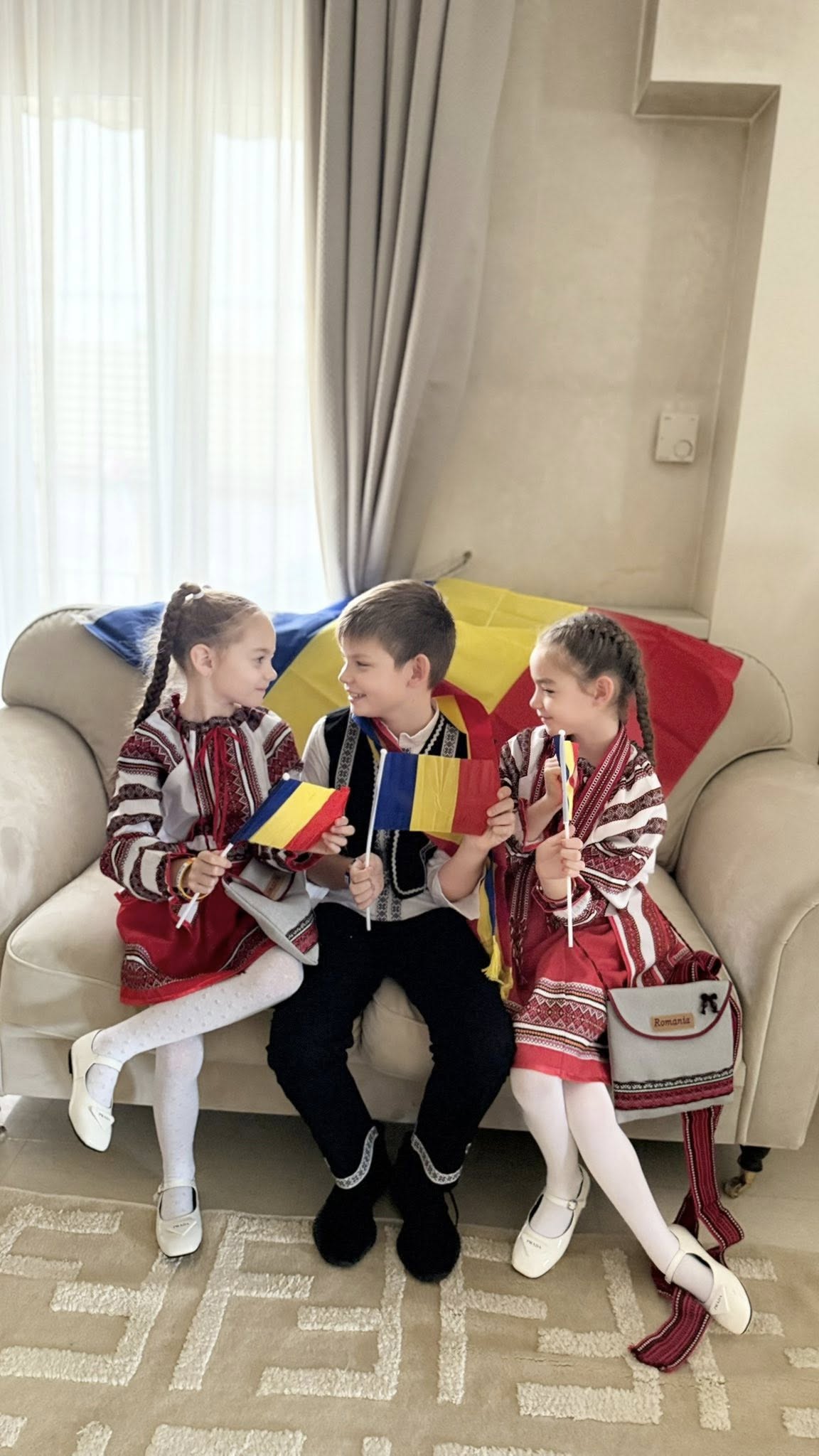 Copiii lui Cristi Borcea și ai Valentinei Pelinel, apariție inedită de Ziua Națională a României. Milan și gemenele poartă costume populare