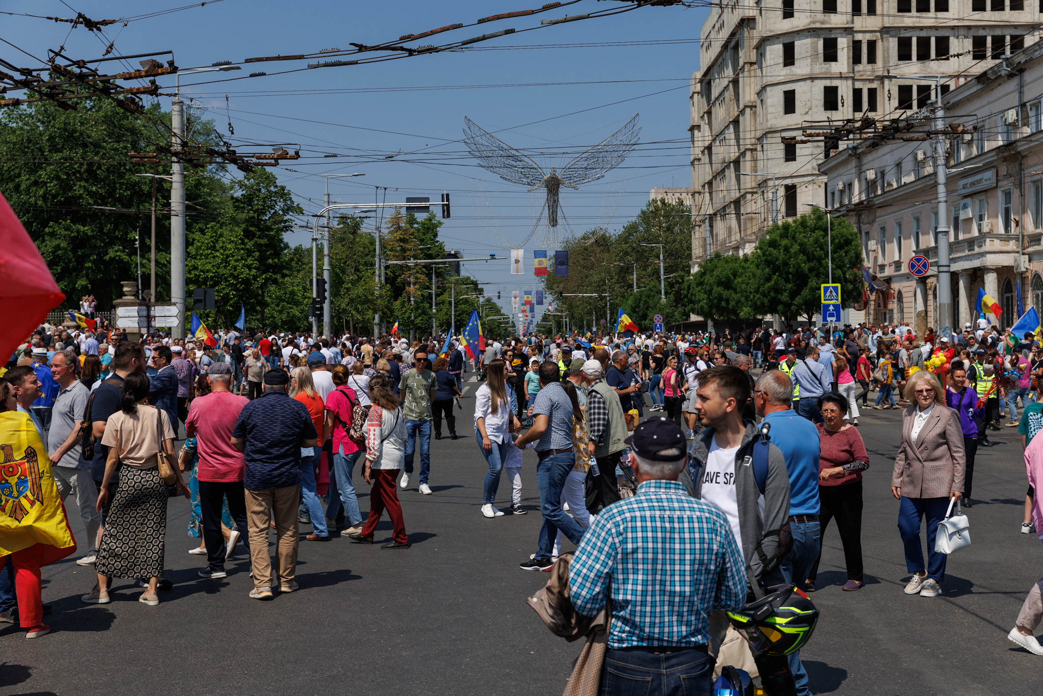 REPORTAJ. Marșul moldovenilor spre Vest a trecut peste șoselele pavate de sovietici. Libertatea a mers cu un autocar cu manifestanți spre piața din Chișinău în care 80.000 de oameni au strigat că vor în Europa