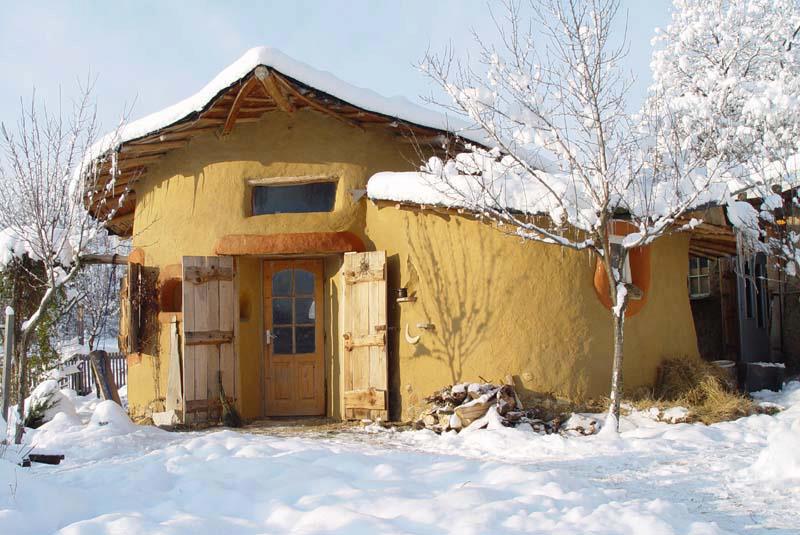 REPORTAJ/Ileana Mavrodin, arhitecta care a proiectat ”Castelul de lut din Valea Zânelor”, își dezvăluie secretele. Povestea caselor ”mângâiate”!