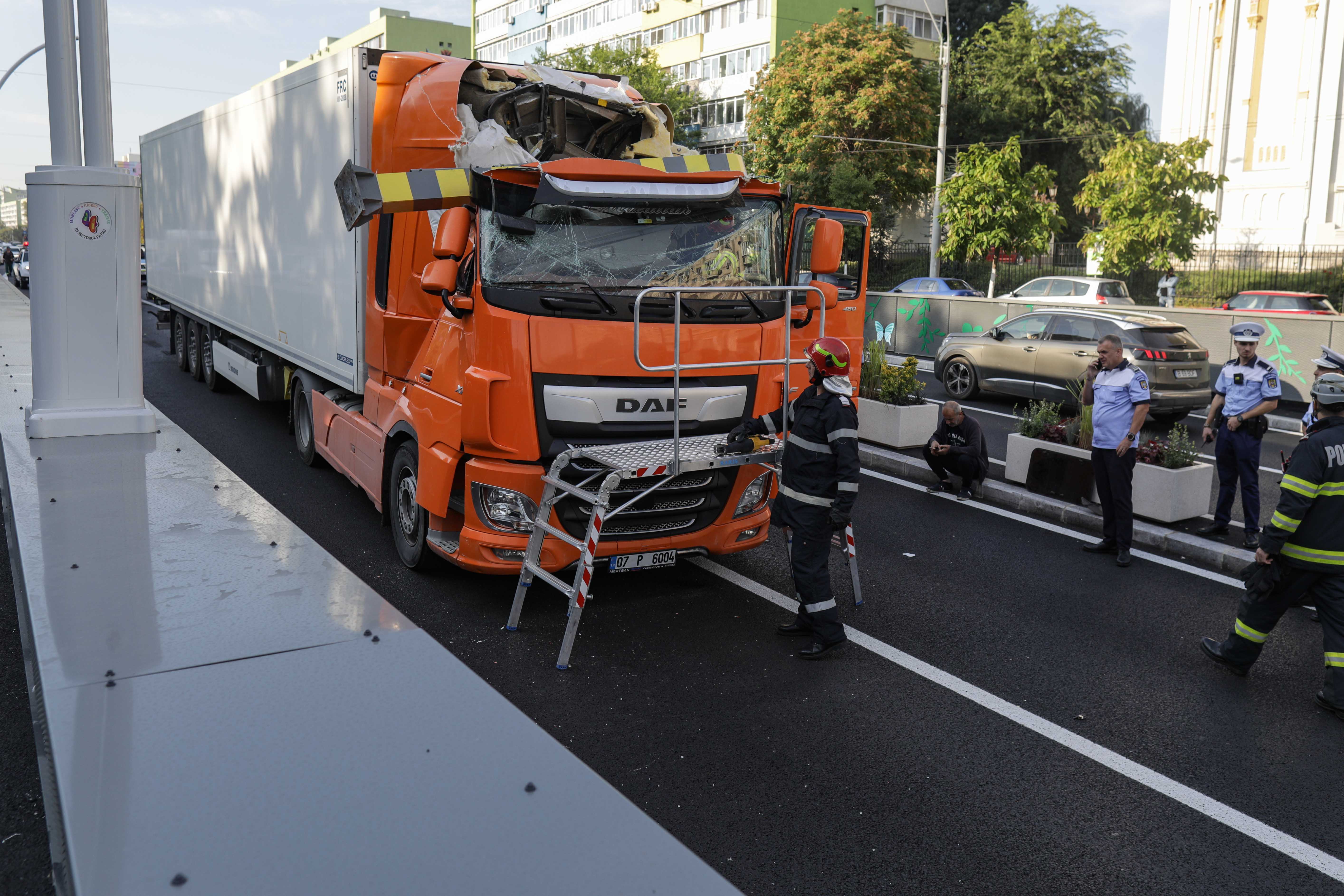 Limitatorul de înălțime de la intrarea în Pasajul Unirii, distrus de un TIR la câteva zile după redeschiderea pasajului