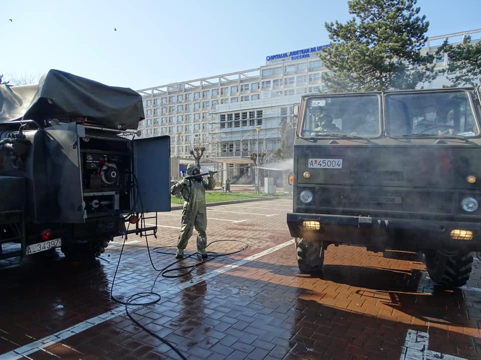FOTO: Cum decontaminează armata străzile din Suceava