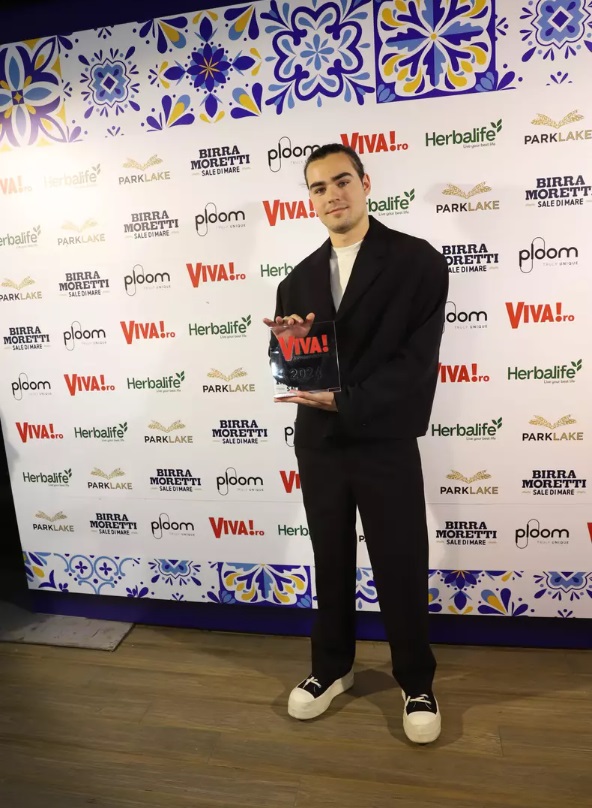 Cum s-au îmbrăcat vedetele la VIVA! Influencers Party 2024. Elena Gheorghe a făcut furori într-o rochie mini, iar Laura Cosoi într-una transparentă