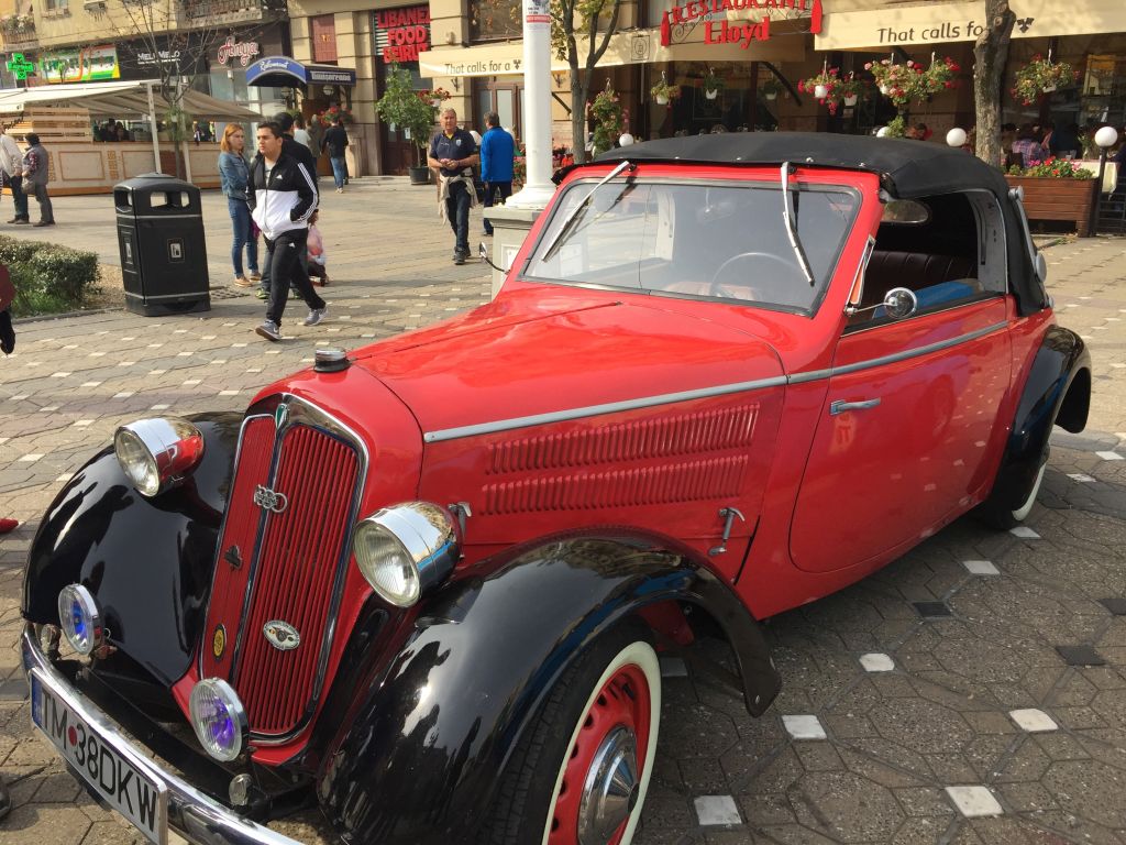 Mașina folosită de Robert Redford în filmul Havana, la Timișoara. E o replică, dar bijuteria a făcut furori printre iubitorii de mașini de epocă