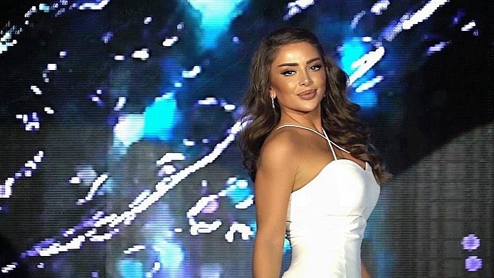 O cântăreață supranumită „Kim Kardashian din Daghestan”, criticată dur din cauza ținutei „provocatoare” de la un concert: „Eu sunt convinsă că arăt superb”