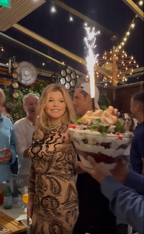 Loredana Groza, în brațele lui Ștefan Bănică jr la petrecerea-surpriză de ziua ei. Și Tania Budi, și Dan Bittman au sărbătorit-o pe cântăreață