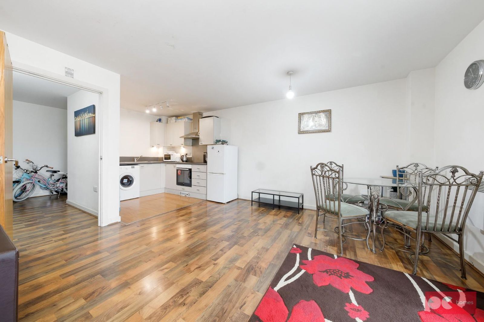 Apartament de vis pentru orice suporter, din balcon poți vedea perfect meciul. Unde se află și cât costă