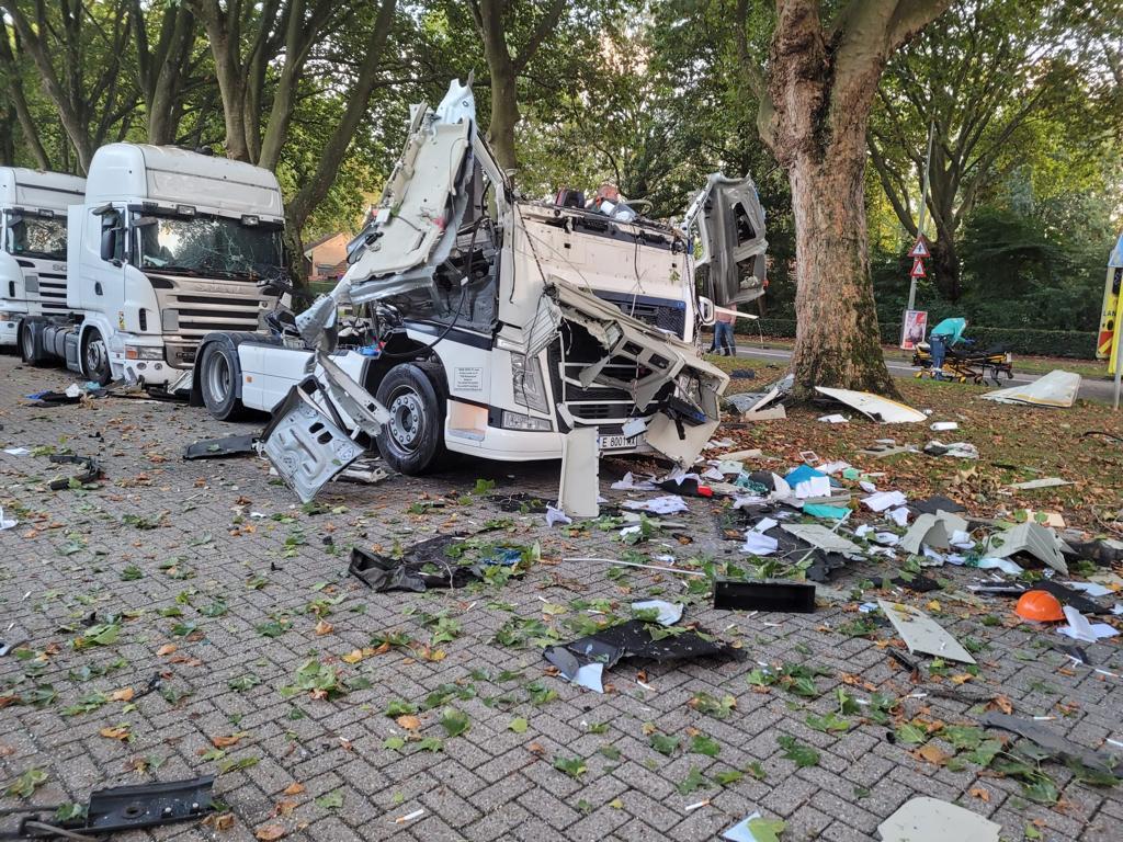 Cabina unui camion a sărit în aer într-o parcare din Olanda. Momentul exploziei a fost filmat | VIDEO