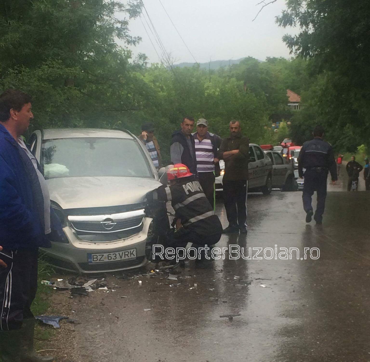 Șase oameni, răniți într-un accident în județul Buzău. Impact violent între două mașini