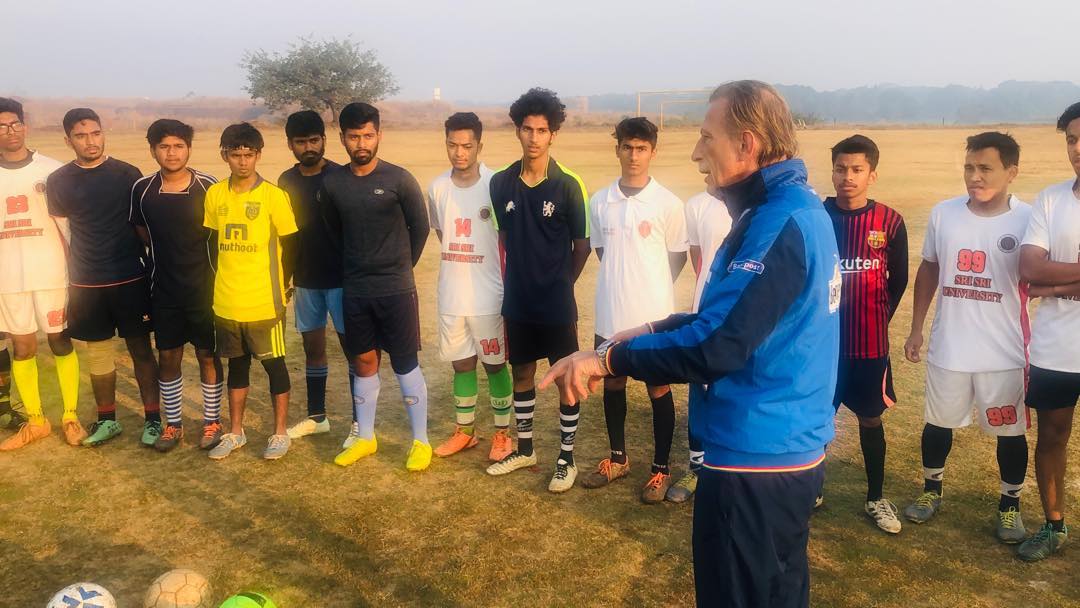 Christoph Daum promovează fotbalul în India, echipat în treningul naționalei României | GALERIE FOTO