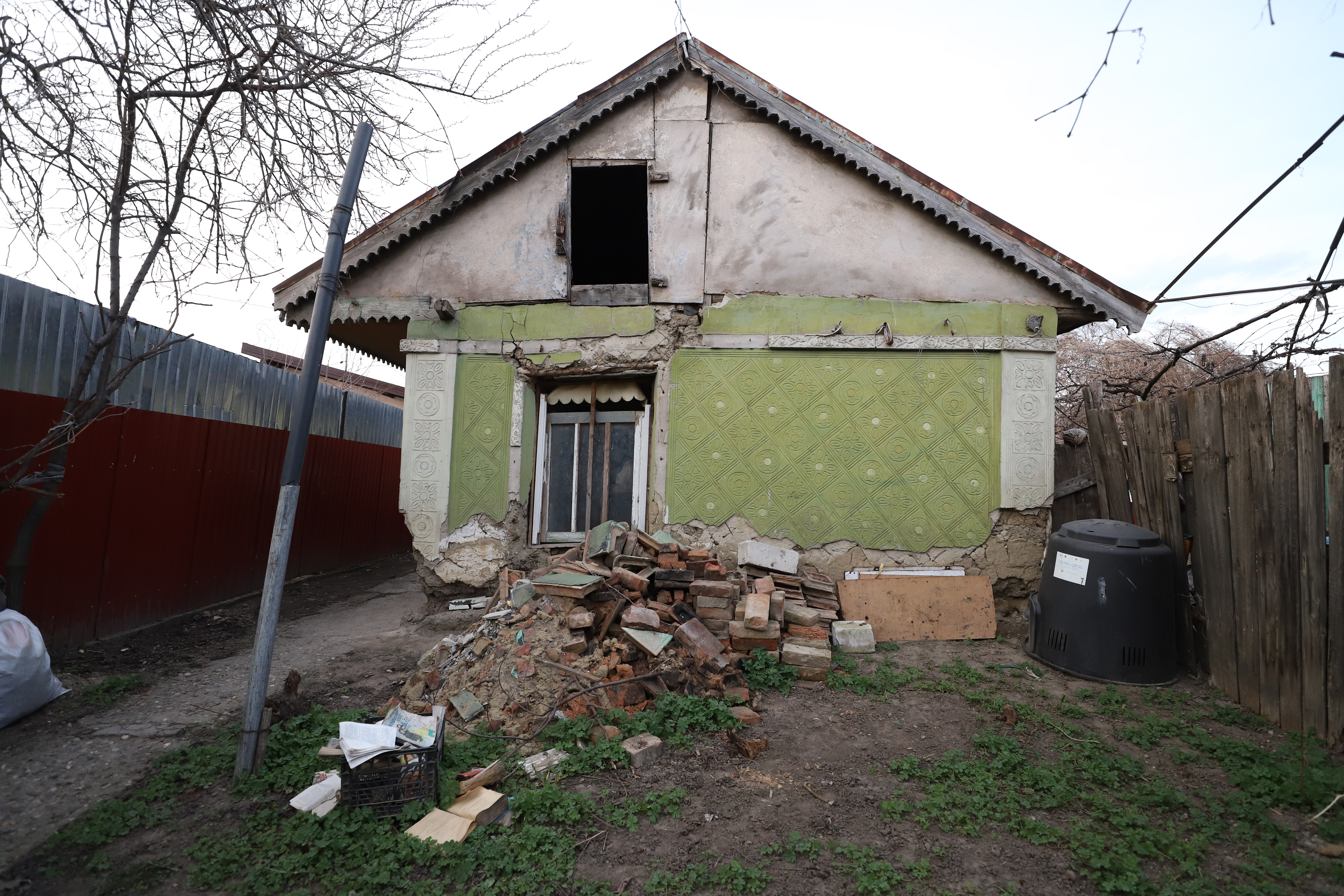 REPORTAJ. La 26 de ani, Andrei veghează la căpătâiul mamei căzute la pat. S-a împrumutat 700 de lei ca să ia o ușă pentru casa lor care stă să cadă: „Muncesc să am grija ei! N-o s-o părăsesc niciodată!”