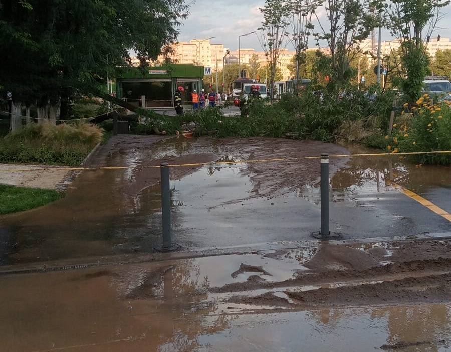 Avarie majoră în cartierul Drumul Taberei din București. Conducta principală de apă rece s-a spart și apa a inundat șoseaua. Ce spune Apa Nova