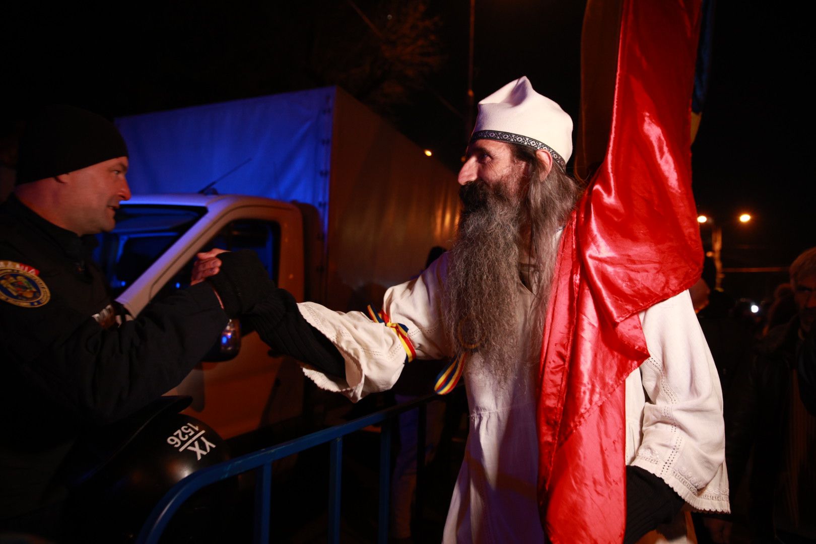 LIVE TEXT: Zeci de mii de oameni la protestul organizat de AUR în București. Mai mulți protestatari aveau asupra lor cuţite, bricege și substanţe interzise