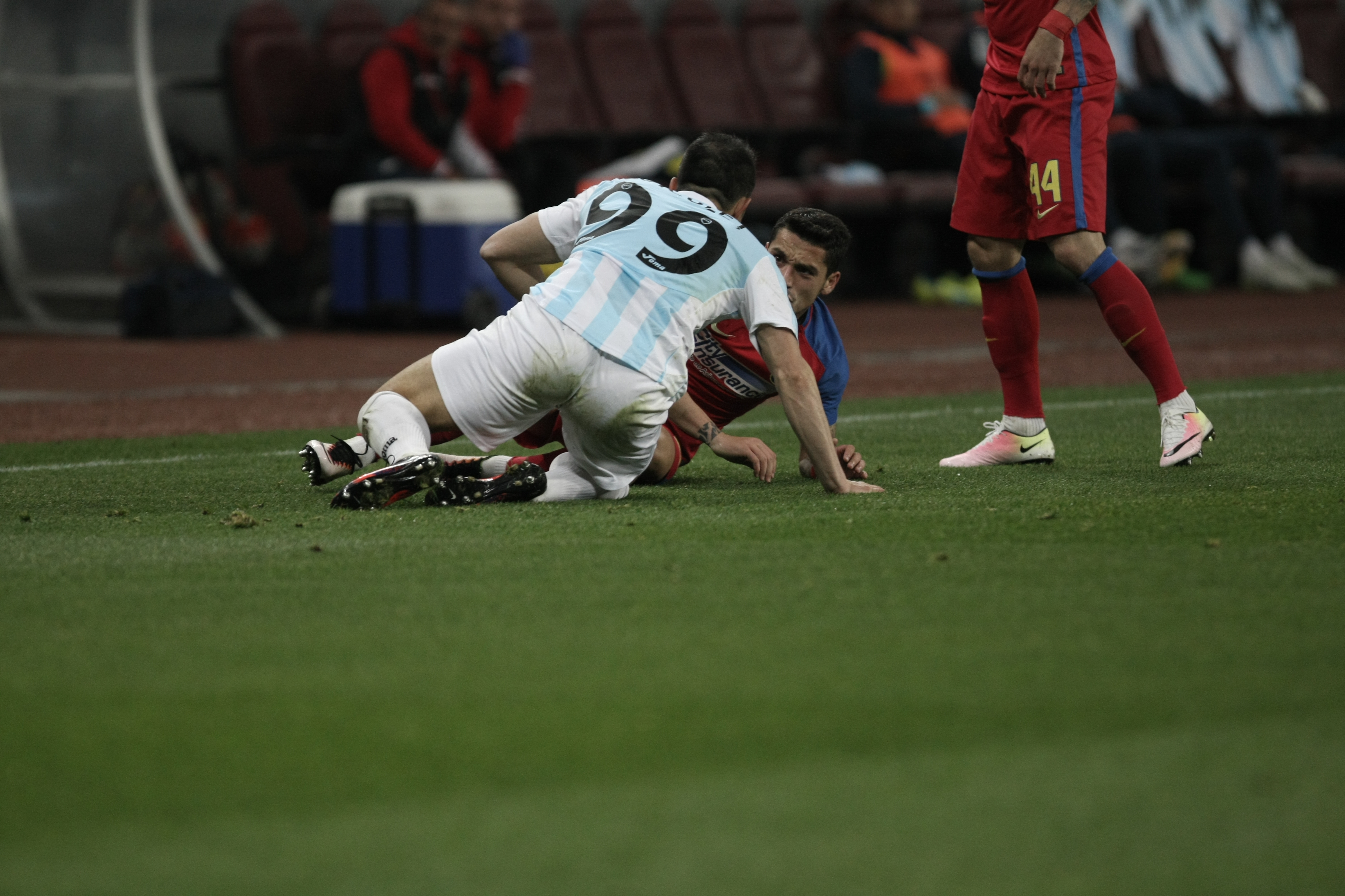 Crăciunescu, revoltat că stewarzii au intrat pe teren la meciul Steaua - ASA: ”Ce facem, aducem trupele speciale?” | GALERIE FOTO