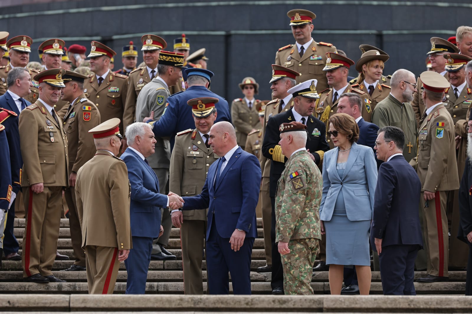 Ziua Forțelor Terestre 2025. Ilie Bolojan a vizitat fără Marcel Ciolacu expoziția de echipamente și tehnică militară din Parcul Carol | VIDEO