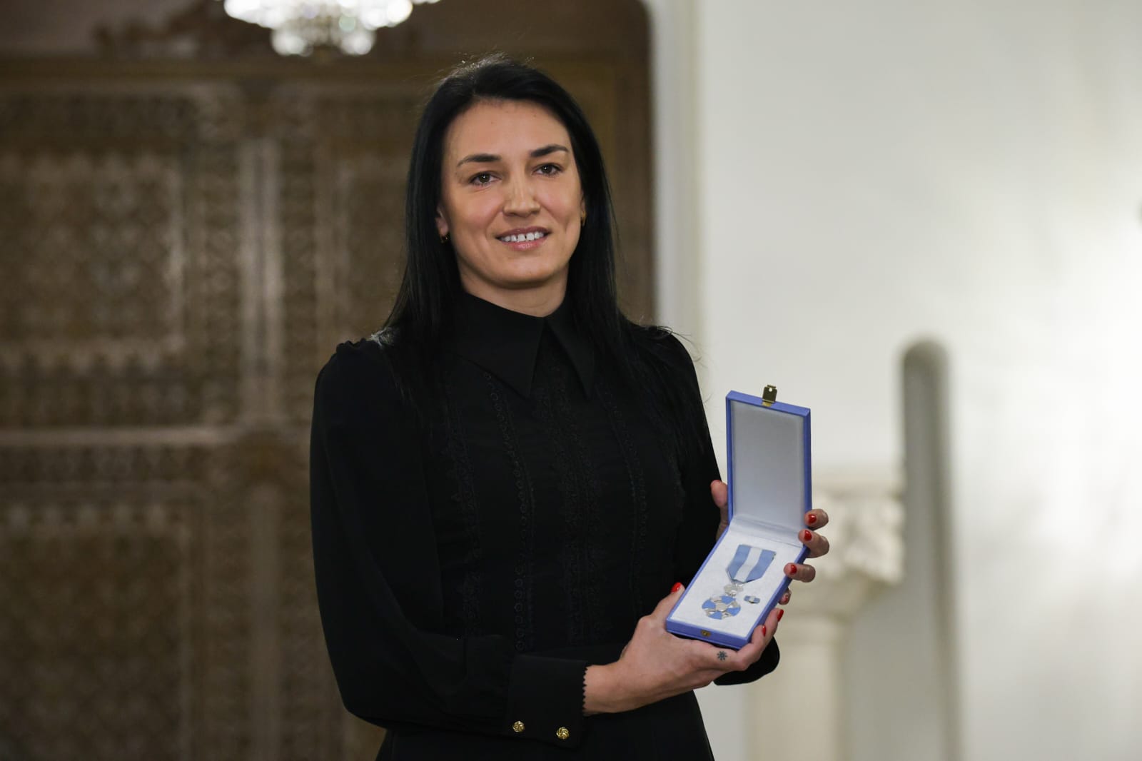 Cristina Neagu, în negru din cap până în picioare când a fost decorată de Ilie Bolojan. Cât costă geanta pe care a asortat-o la rochia elegantă