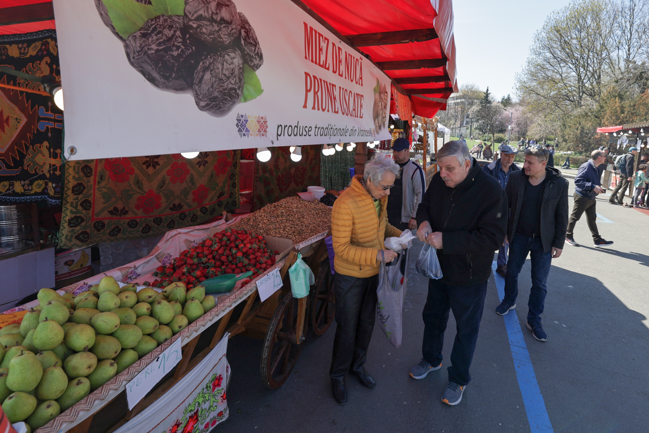 FOTO. Festival Pescăresc de Buna Vestire, pe Kiseleff. Cozi pentru saramură de crap, păstrăv la proțap, plus alte sortimente de pește