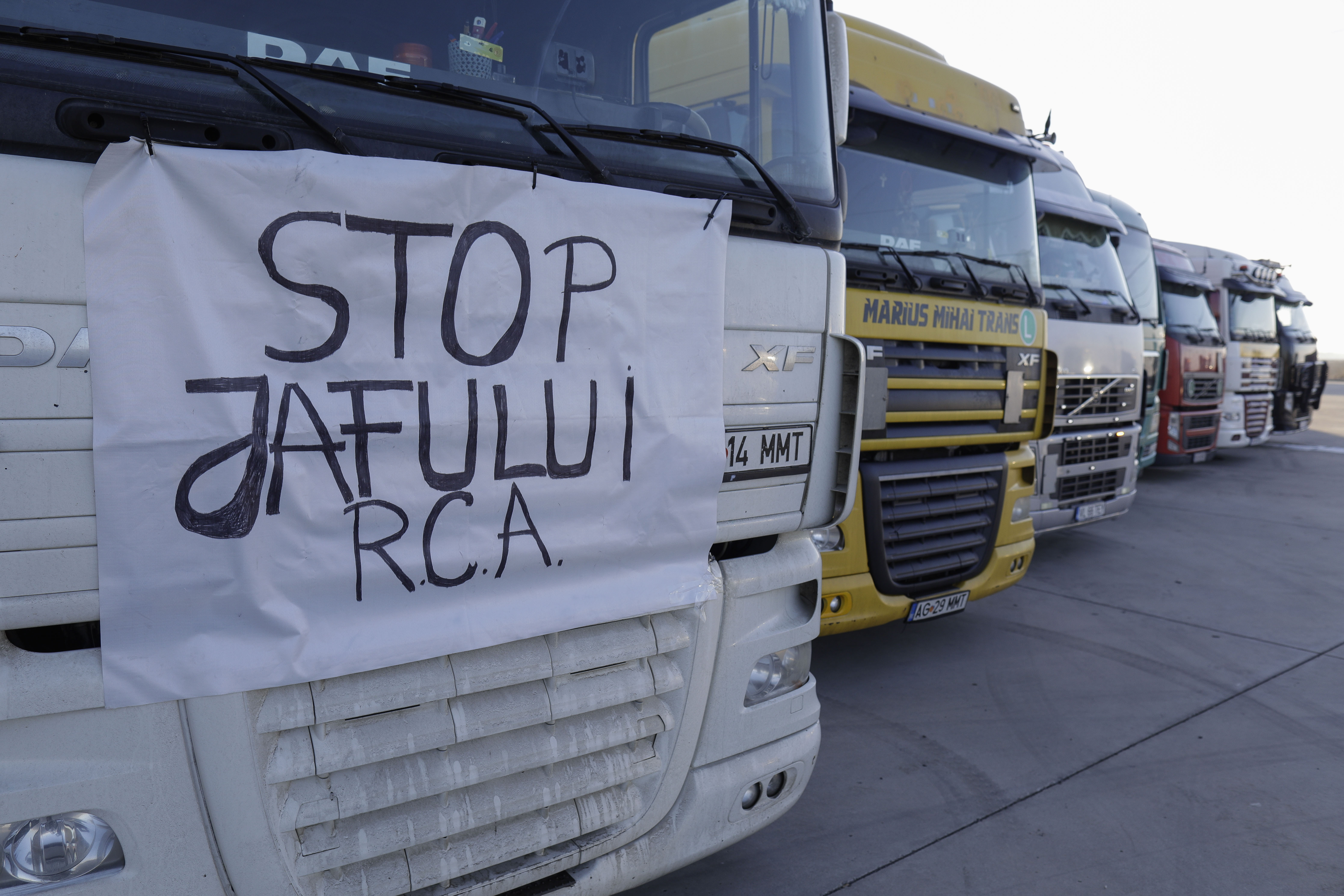 Transportatorii și fermierii, blocați de forțele de ordine să intre în Capitală, în a doua zi de proteste. Predoiu: „Trebuie să aibă autorizație”