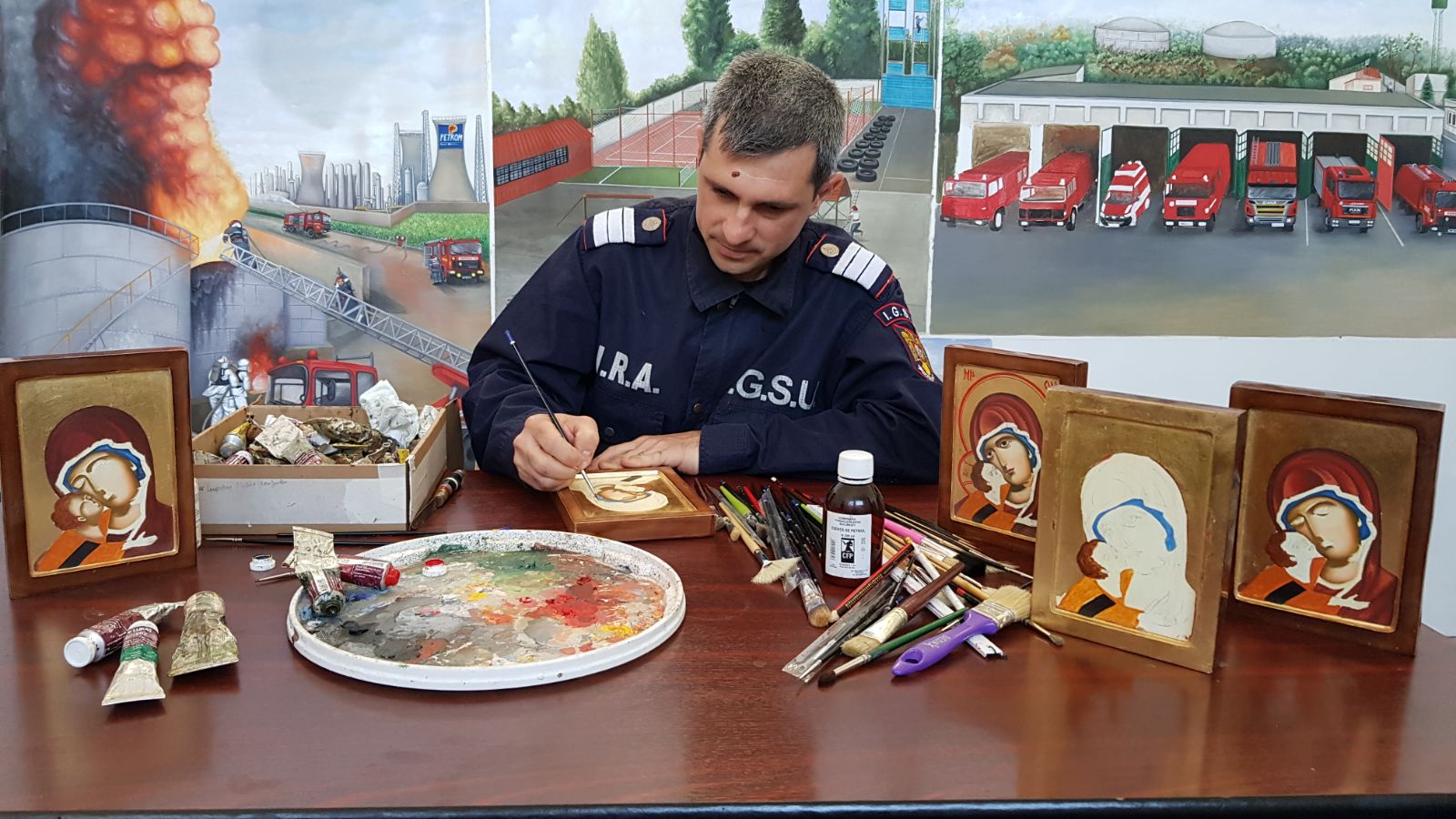 REPORTAJ/Pompierul care stinge incendii și salvează vieți este, în timpul liber, pictor de icoane. ”Nimic nu m-ar putea determina să renunț la pictură”