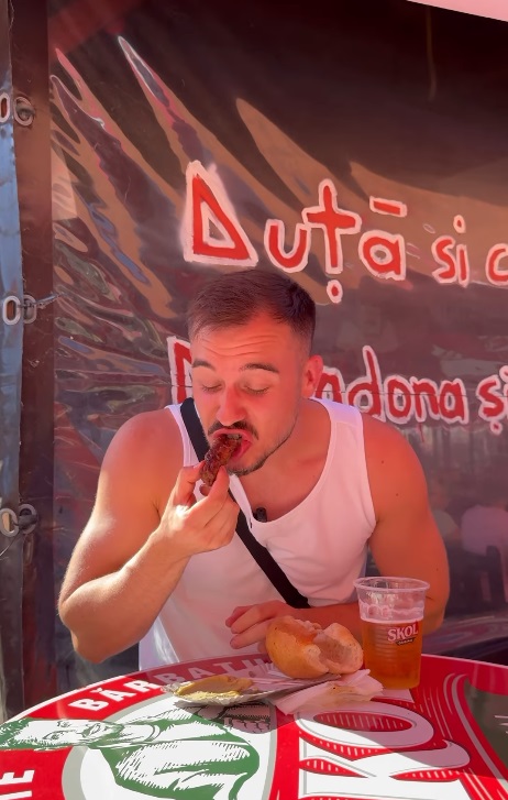 Cine e Miloš Nedeljkov, cunoscut drept Balkandad, care promovează România pe TikTok. A mâncat mici în Piața Obor și papanași în Centrul Vechi
