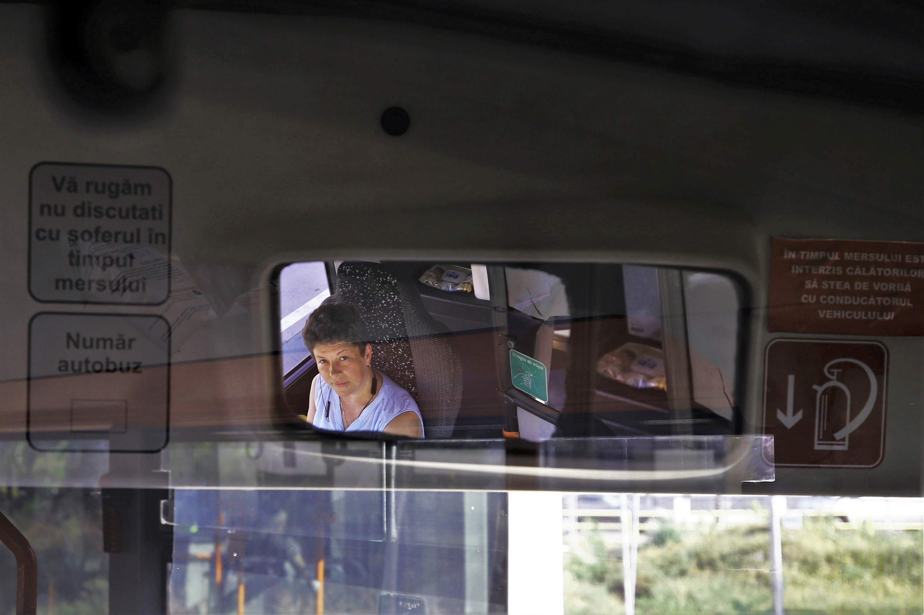 REPORTAJ. Cu autobuzul prin București, alături de una dintre cele trei femei din peste 3.000 de șoferi ai STB: „De mică mă visam la volan. Și jucam fotbal”