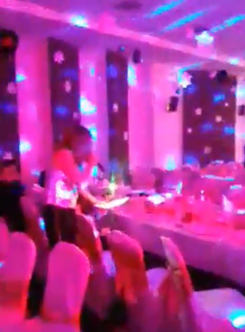 Ce spune Ileana Șipoteanu după ce Anca Țurcașiu i-a cântat o melodie la petrecerea de Revelion de la un restaurant. Artista s-a chinuit să citească textul | VIDEO