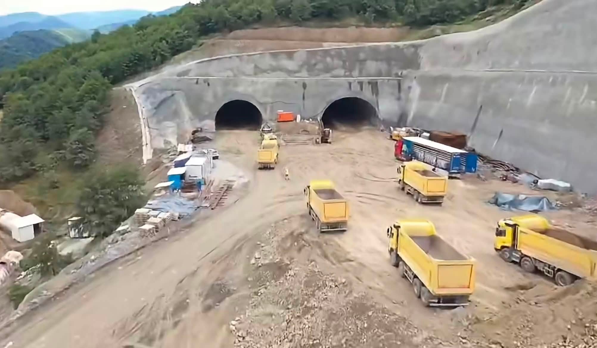 Momentul străpungerii primei galerii a tunelului Boița 1 din Autostrada Sibiu - Pitești